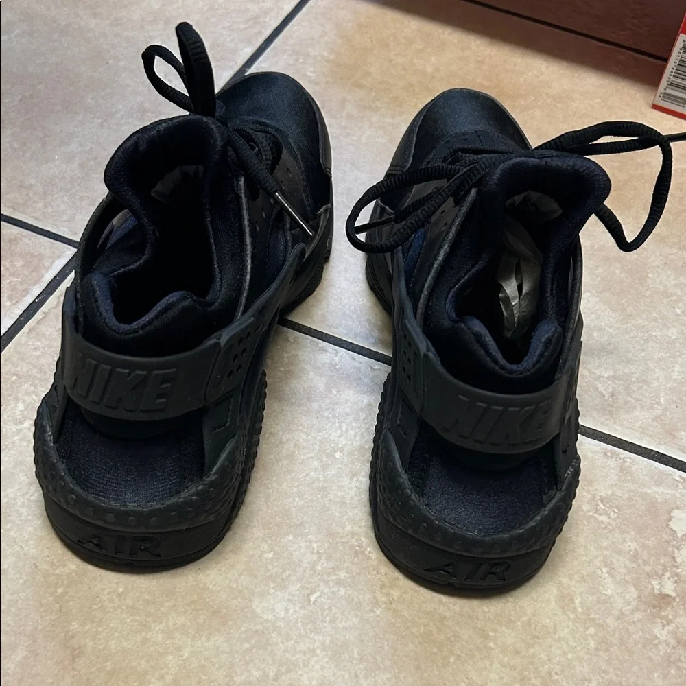 Nike women’s Air Huarache Run sneaker Black size 9.5 - Picture 5 of 9